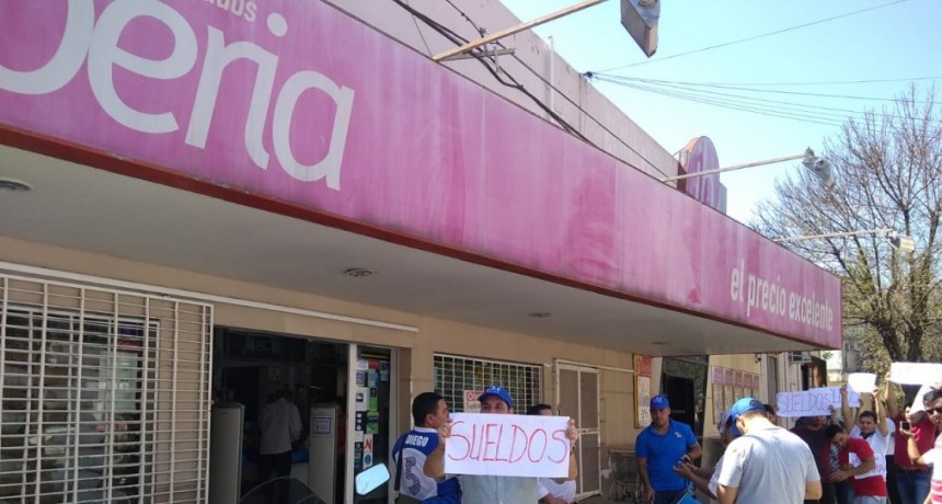 Empleados de Supermercado Iberia en estado de alerta por atraso de dos meses de sueldos y peligro de despidos por cierre.