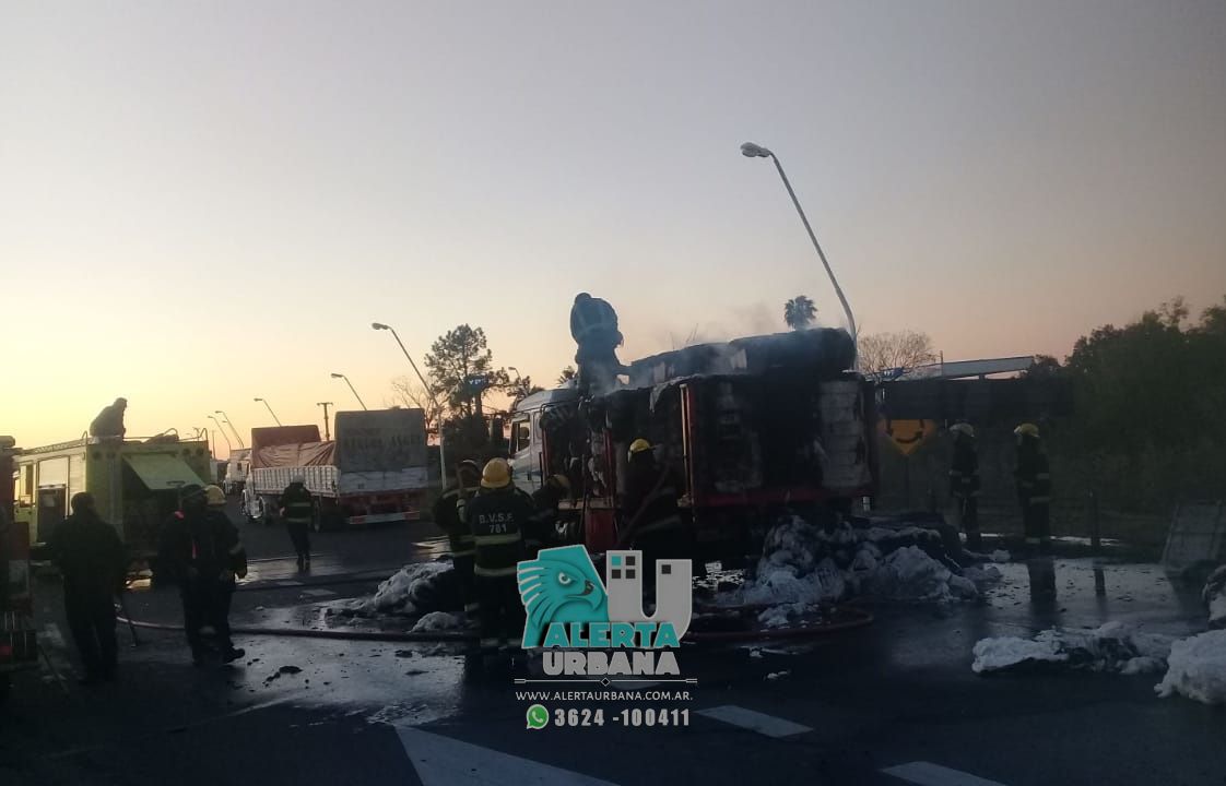 Sofocaron incendio en un camión con fibra de algodón a metros del puente interprovincial Manuel Belgrano