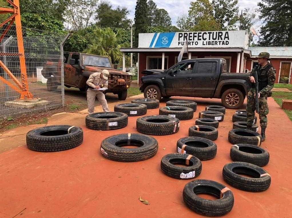 Intentaban ingresar al país con un cargamento de neumáticos ilegales. Fueron detenidos