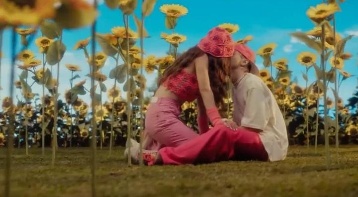 La China Suárez a los besos con Rusherking, en el videoclip de la canción que él le dedicó
