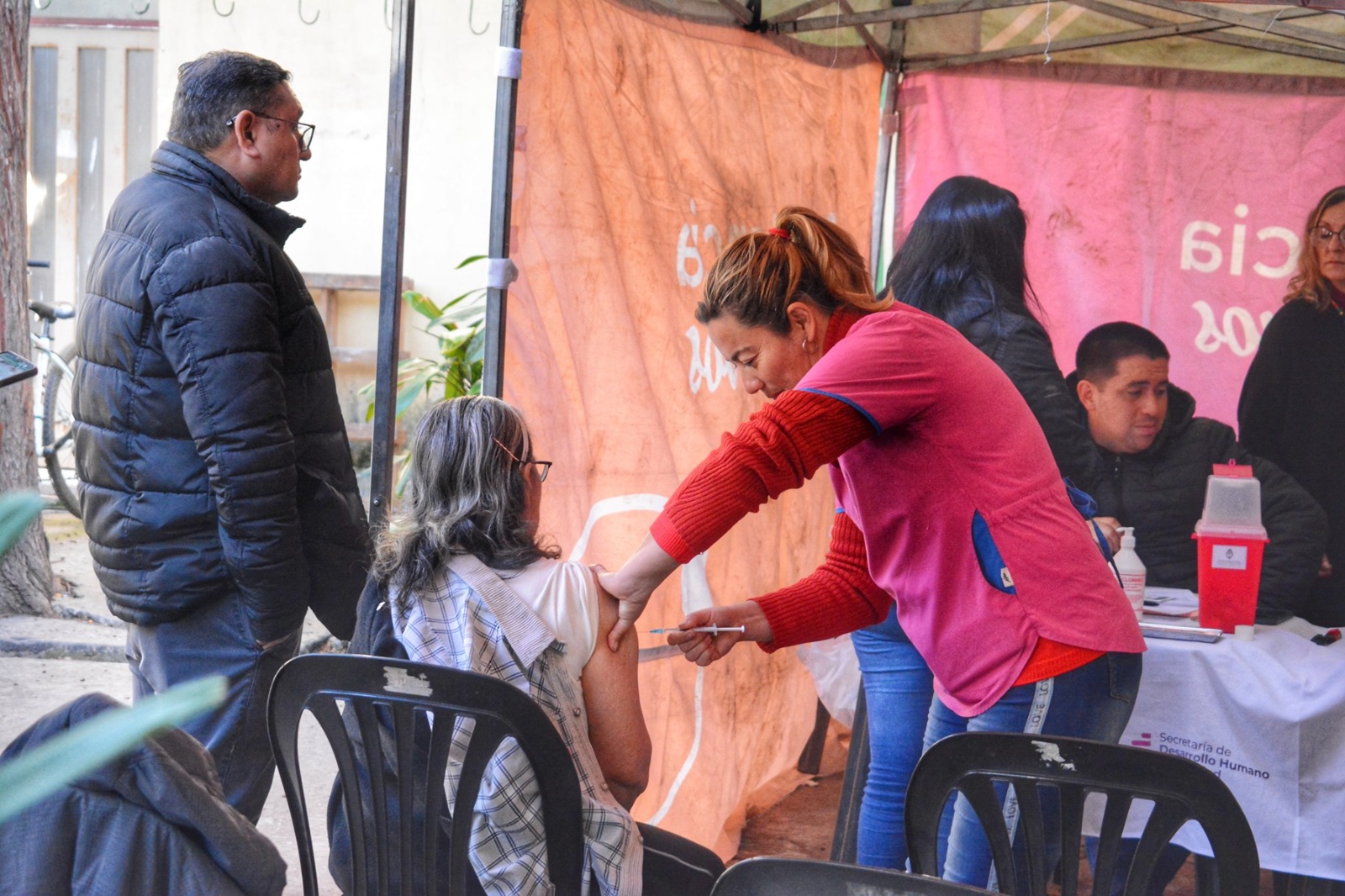 Resistencia: Se llevó a cabo una jornada de vacunación contra el Covid en el patio de la Municipalidad 