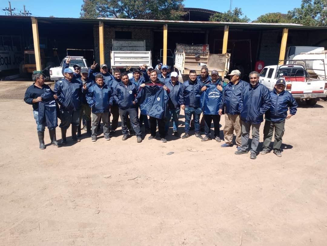 El municipio de La Leonesa entregó uniformes a trabajadores municipales