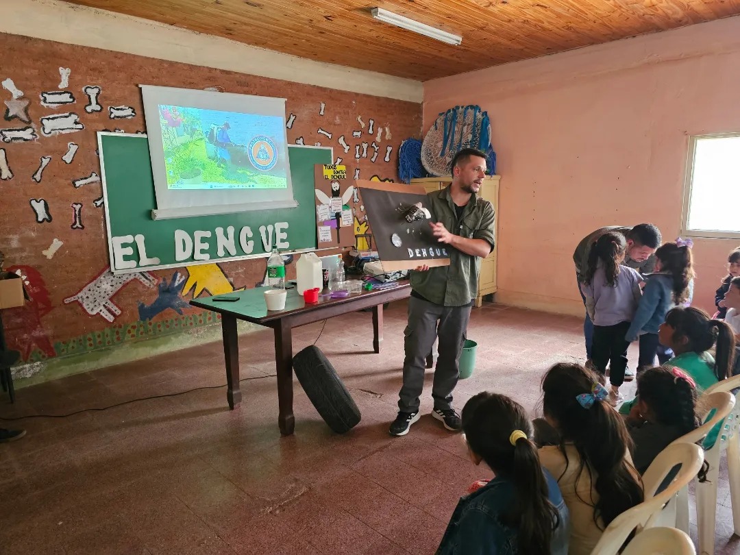 La Municipalidad de Barranqueras lleva adelante una campaña contra el dengue en instituciones educativas