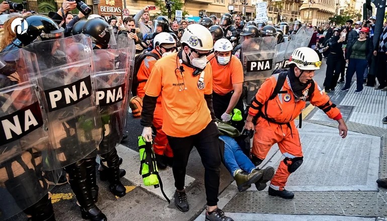 Represión a los abuelos: Cada cartucho de gas pimienta es más caro que una jubilación mínima