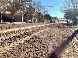 Continúa el perfilado de calles y saneamiento en Fontana