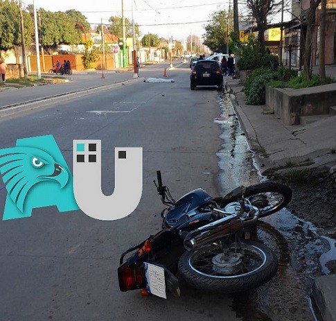 Un motociclista falleció tras impactar contra un poste de alumbrado público 