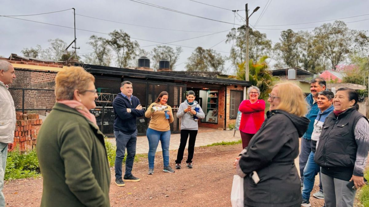  Alejandro Aradas se reunió con vecinos de los barrios Aramburu y Los Pinos para celebrar la finalización de obras