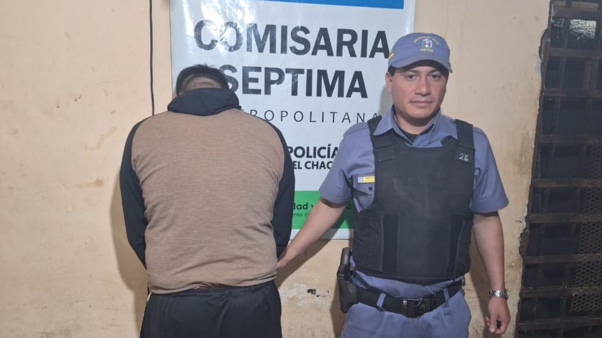 Por no tener casco, le negaron la carga de combustible y los amenazó a punta de pistola 