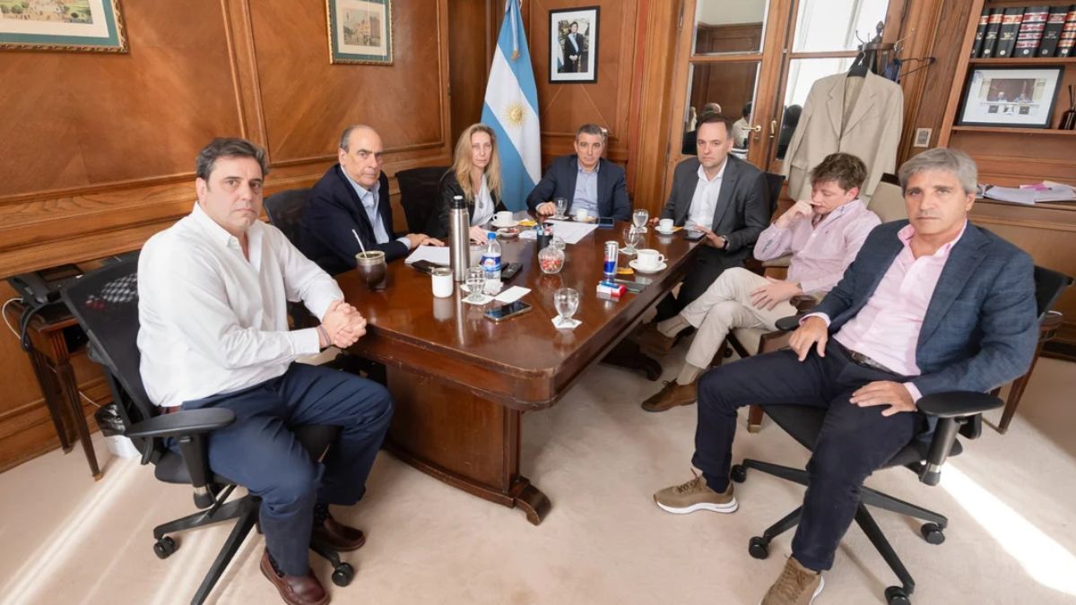 Último momento: reunión en el gobierno para definir el futuro de Aerolíneas Argentinas