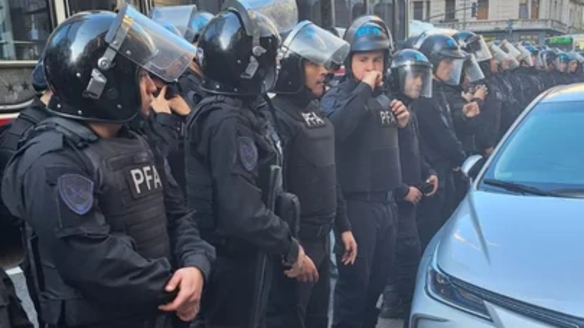 Forcejeos y tensión frente al Congreso en una nueva marcha de jubilados