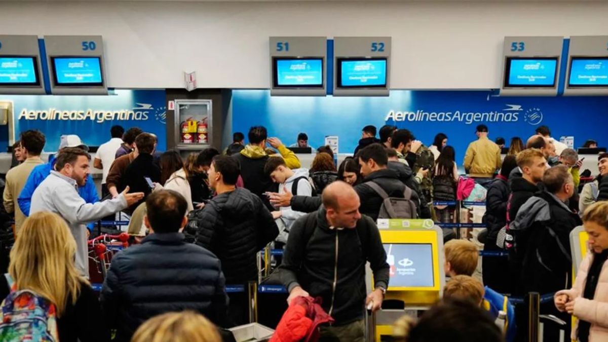 Juez laboral no garantiza vuelos de Aerolíneas tras el fallo contra los decretos de Milei