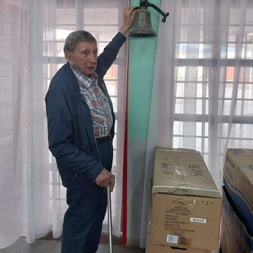 Landriscina volvió a Villa Ángela para visitar una escuela que apadrina   