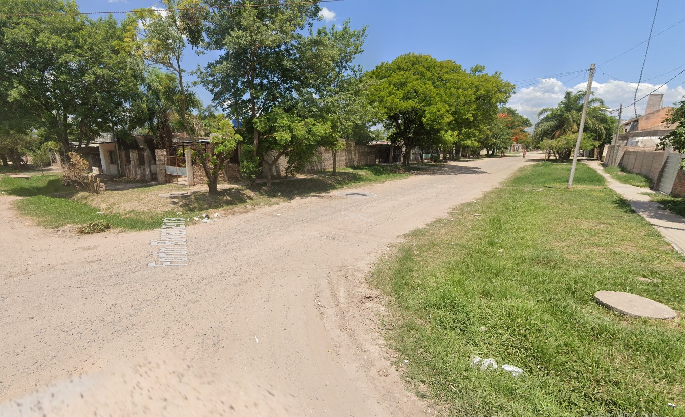 Trágico siniestro vial en Villa Libertad: una joven murió al golpear contra un camión
