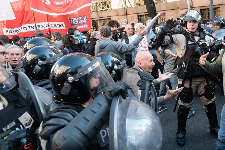 Incidentes entre la policía y los manifestantes durante la marcha contra el veto jubilatorio