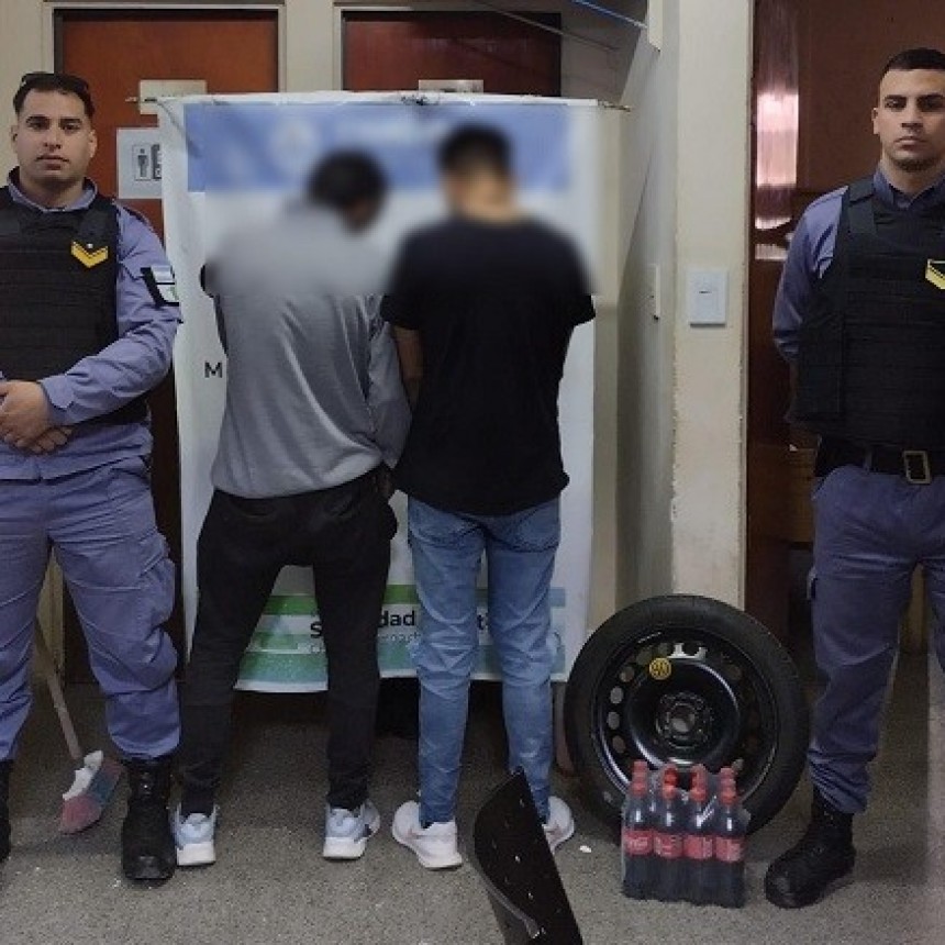 Qué miseria: atrapados por una rueda de auxilio y un pack de gaseosas chicas