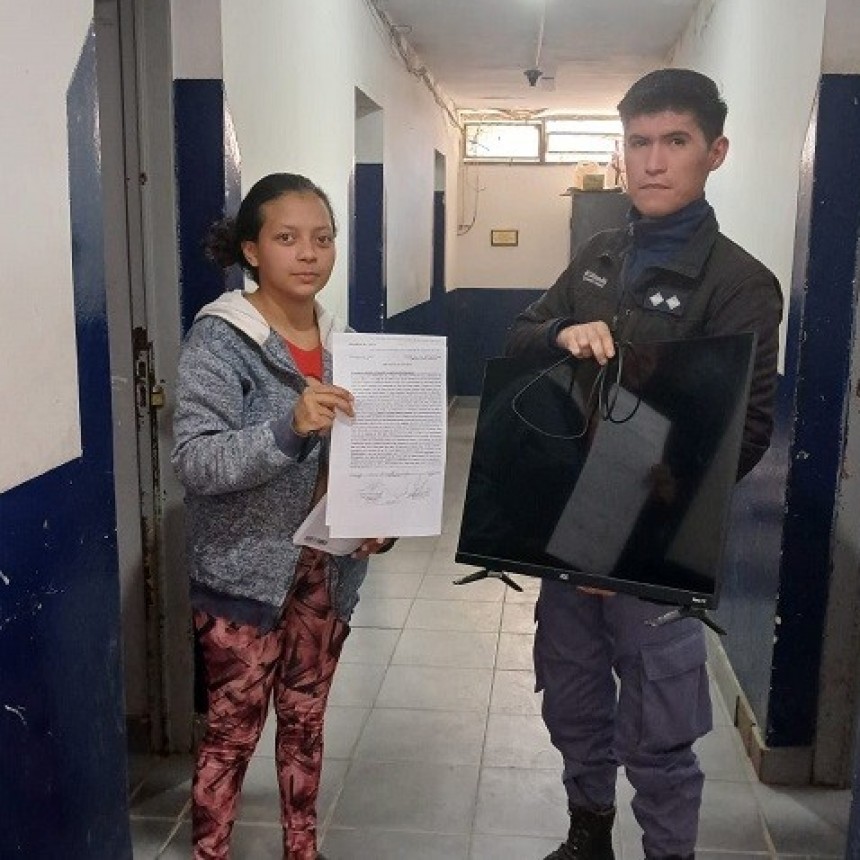  Dueña afortunada: la policía recuperó su televisor en una recorrida por el barrio