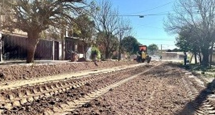 Continúa el perfilado de calles y saneamiento en Fontana