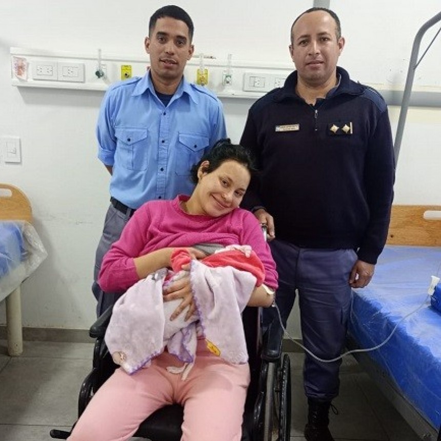 Policías asistieron a una primeriza en el parto de su bebita 