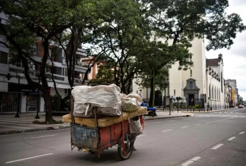 La canasta básica dio un salto y la pobreza sigue en torno al 50%