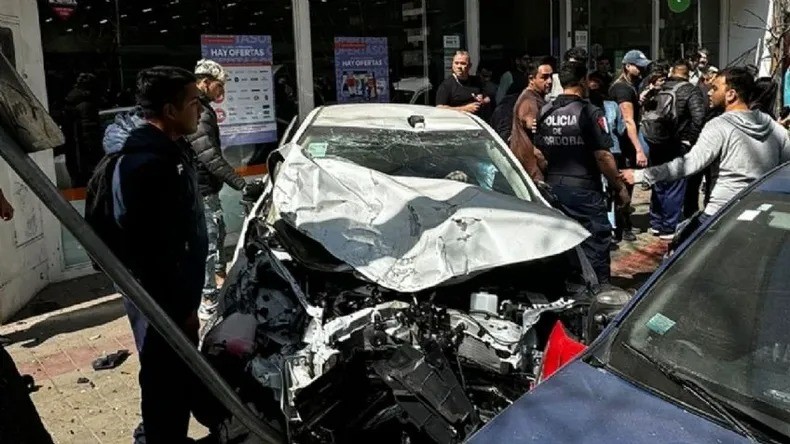 Dos heridos graves en Córdoba: perdió el control del auto y atropelló a 30 personas