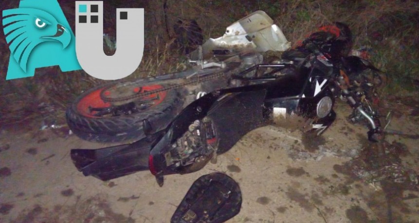 Una pareja en moto impactó de lleno contra una camioneta que giraba por Soberanía 