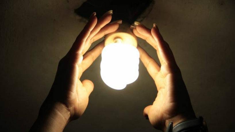Por reducción de subsidios y suba de impuestos, luz y naftas más caras en 2025
