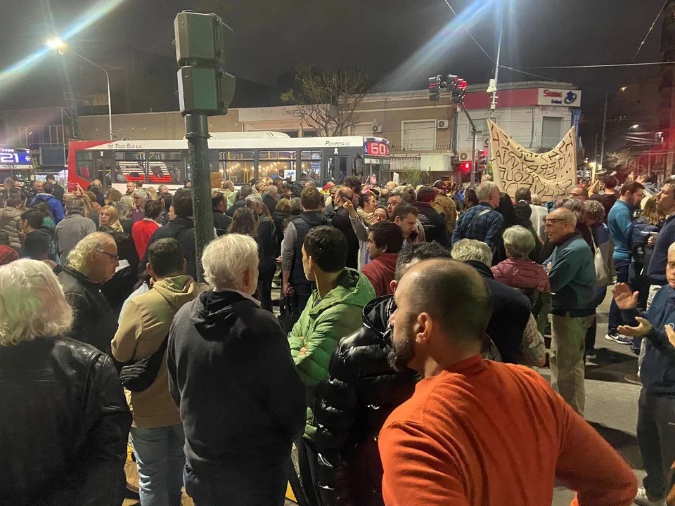 Jubilados protestaron en Olivos por el asado de “los héroes” que vetaron el aumento