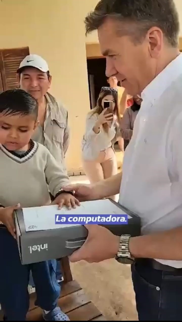  Ejemplo de superación: Axel recibió su computadora Braille para mejorar su educación