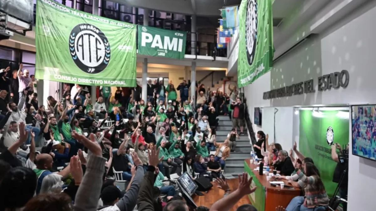 ATE definió un paro para el jueves y alertó por una tercera ola de despidos masivos