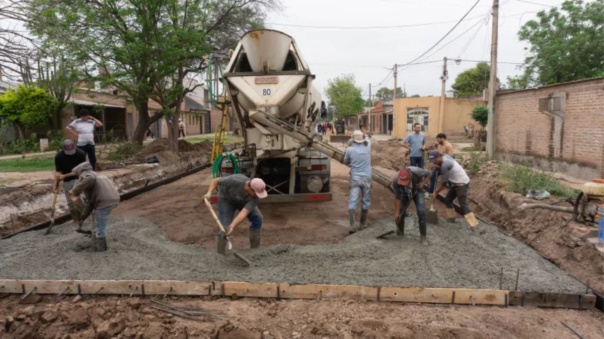Sáenz Peña: el Municipio avanza en la pavimentación de calles en el barrio Paseo de las Américas