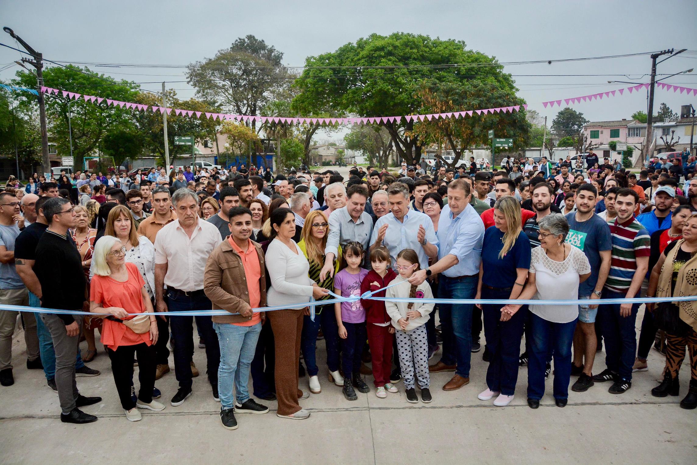 El gobernador Zdero inauguró pavimento en el barrio UPCP y anunció obras para el club