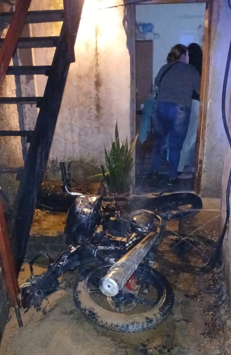 Zona Sur: fue hasta la casa de su ex, quiso agredir a un amigo de ella y le incendió la moto