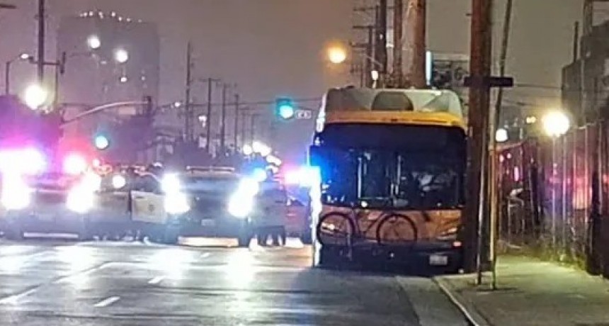 Persecución en Los Ángeles: un hombre secuestró un autobús urbano y mató a un pasajero