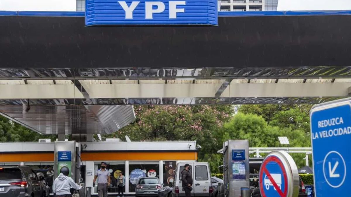 A partir de octubre, bajan los precios del combustible en todo el país