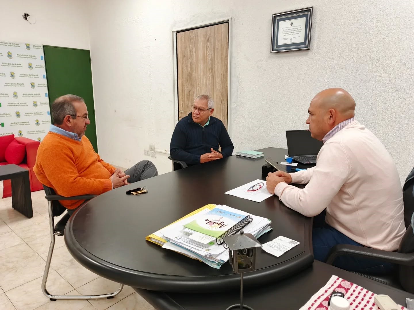 Municipalidad de Makallé: reunión con funcionarios provinciales para fortalecer el trabajo con productores