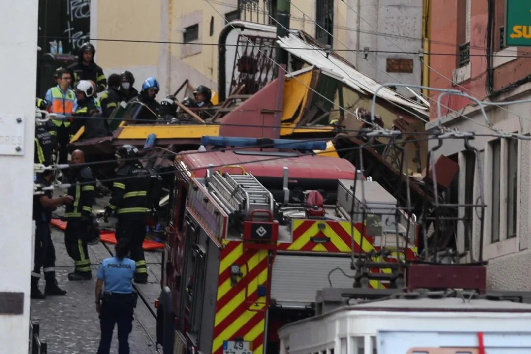 Tragedia en Lisboa: descarriló un funicular y dejó al menos 15 muertos 