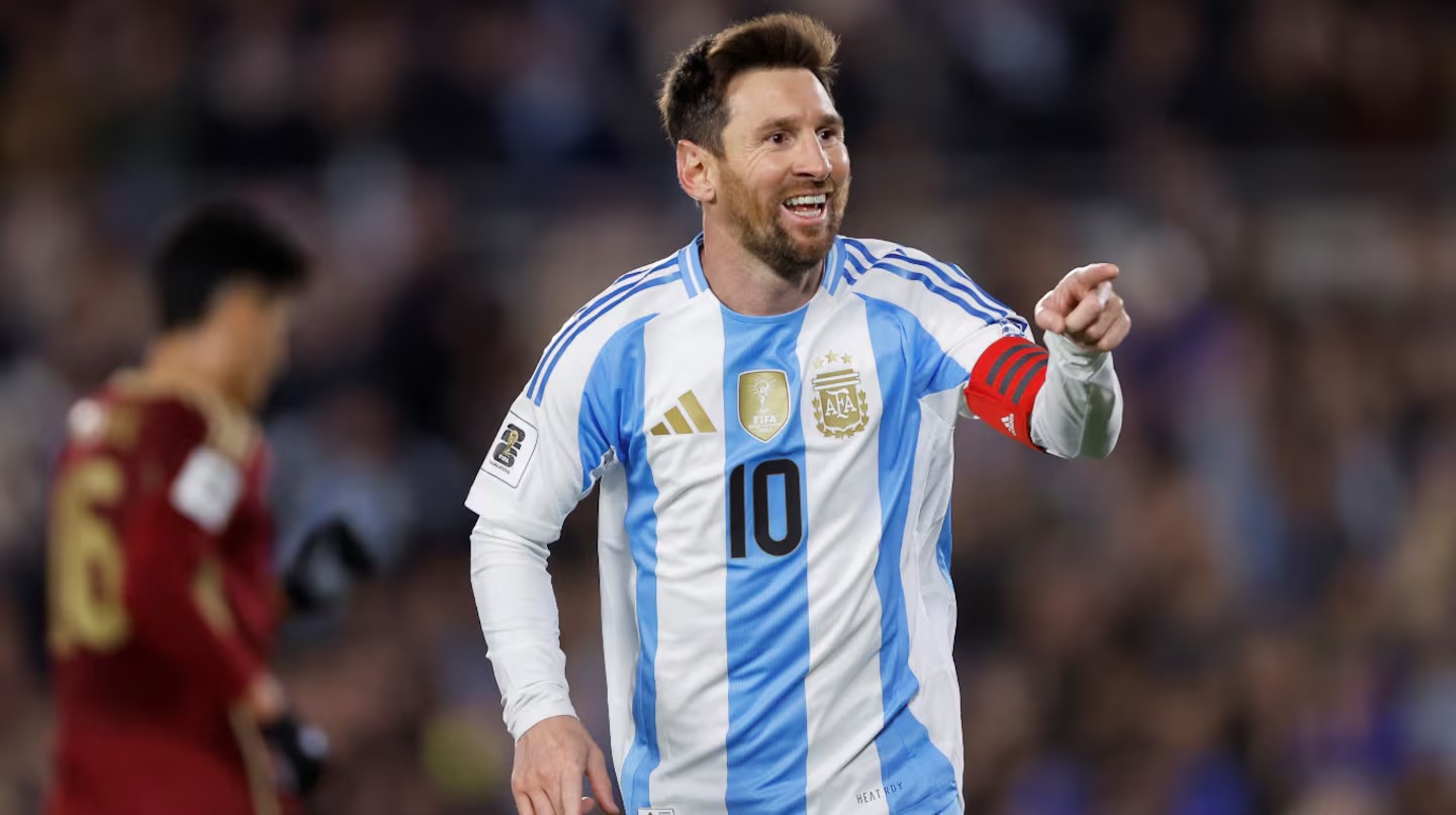 Messi se despidió con emoción y goles en el Monumental 