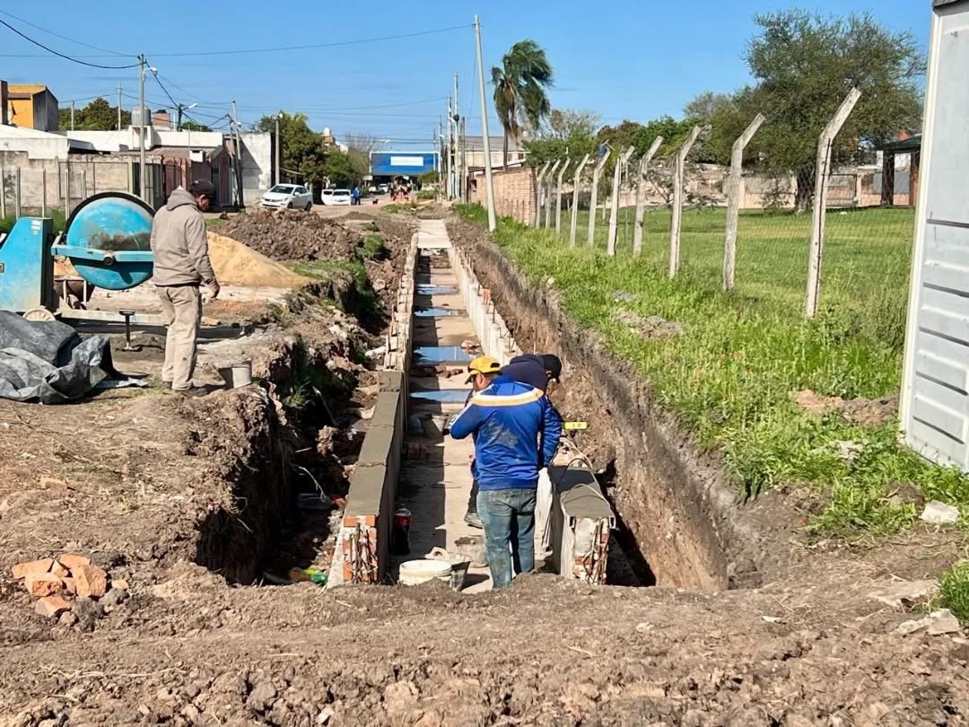 El Municipio de Fontana realiza desagües en calles que luego se pavimentarán