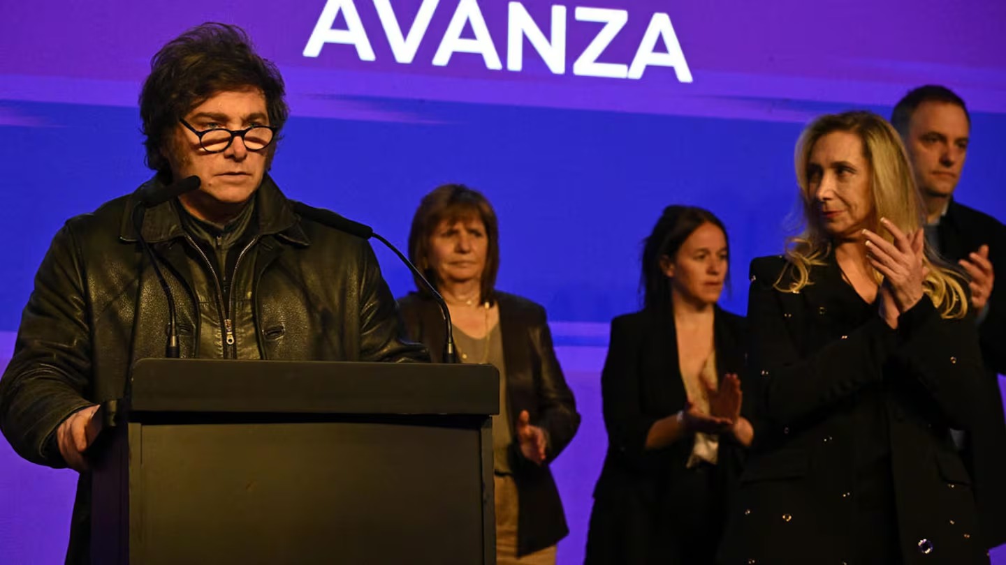 Derrota electoral obliga a Milei a recalcular su estrategia antes de octubre 