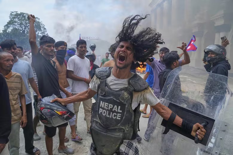   Extrema violencia en Nepal: ataques a políticos y sus familias y protestas con 19 muertos