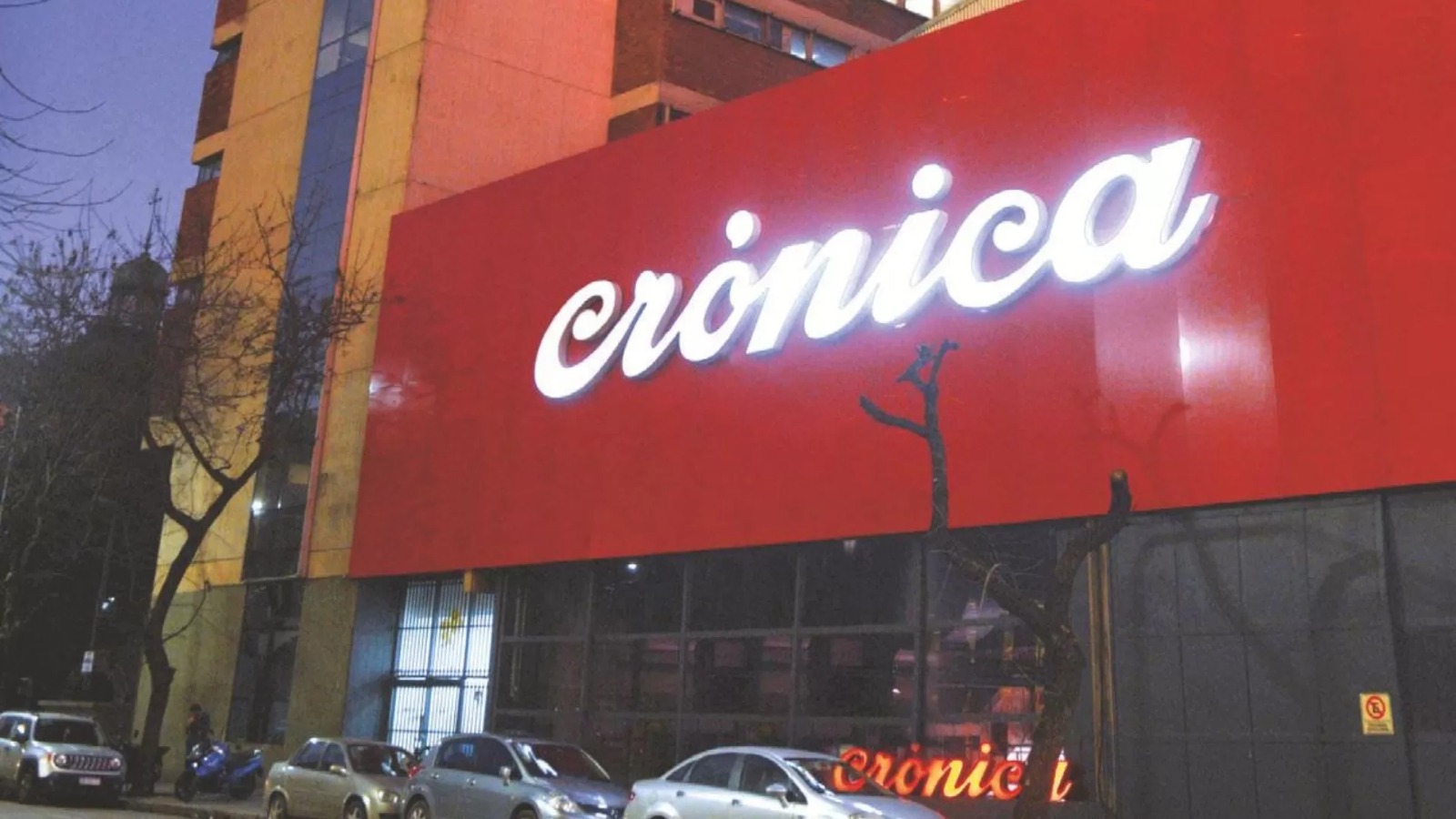 Tensión en Crónica TV: un hombre armado ingresó por la fuerza y generó un operativo policial 