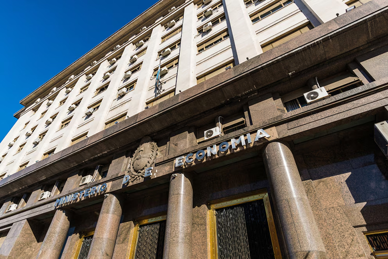 Ajuste histórico: fuerte caída del gasto público y recortes en salud, educación y obra pública 