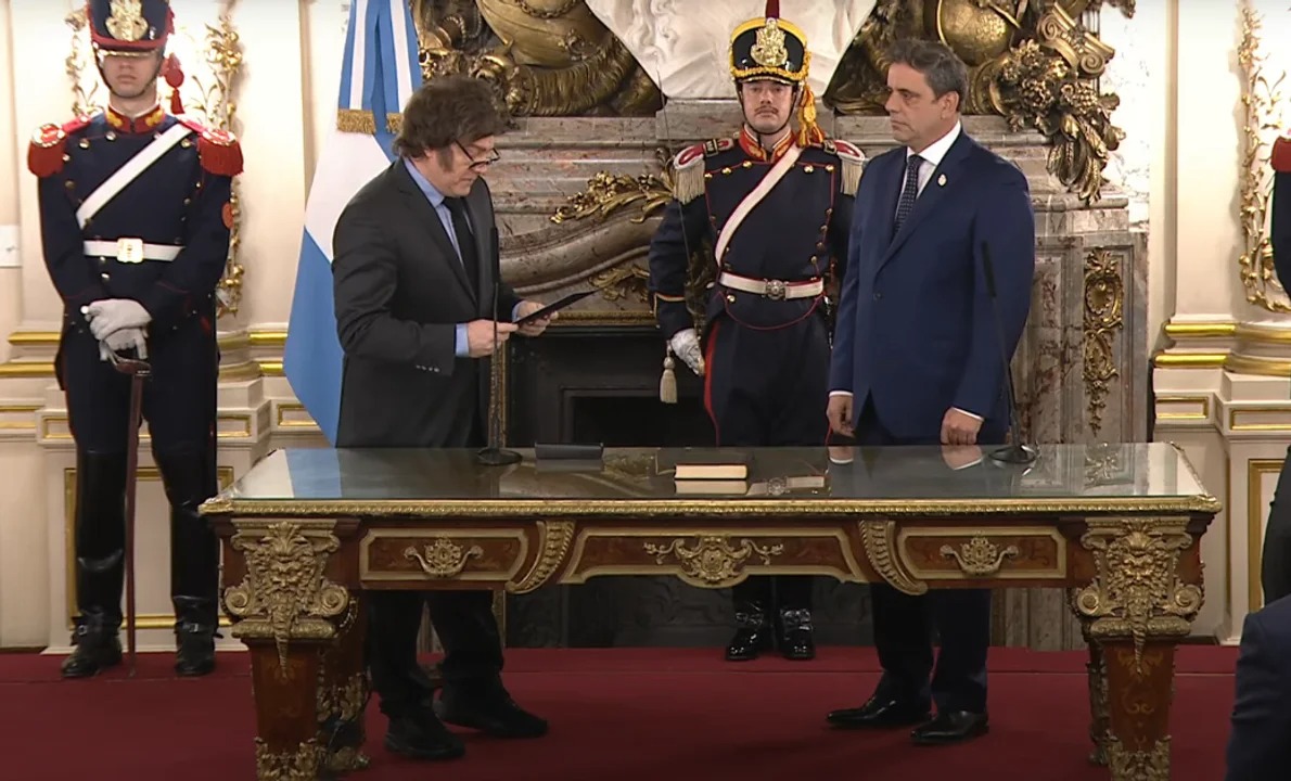 Milei le tomó juramento a Lisandro Catalán como ministro del Interior