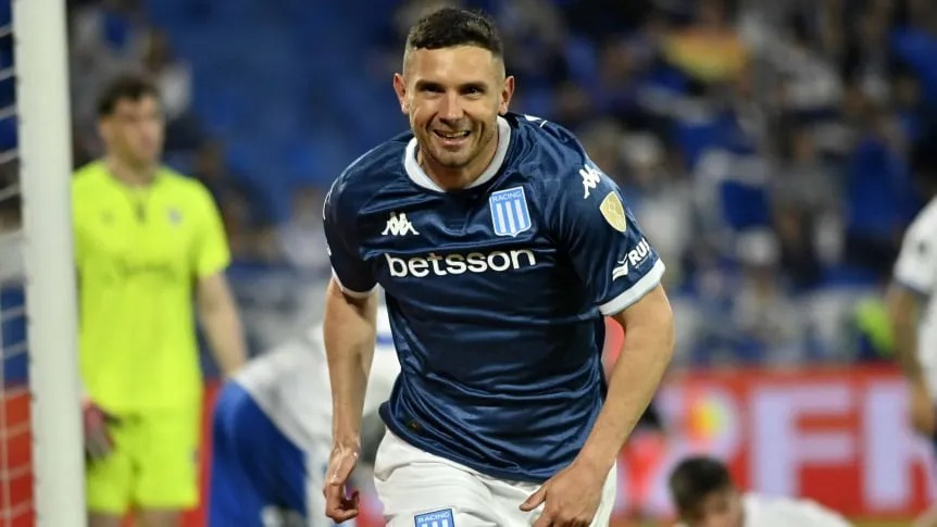  Racing pegó primero y se adelantó en la serie ante Vélez