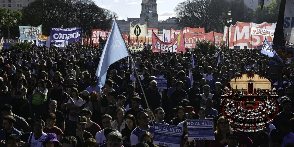 ¿De qué tratan las leyes de Financiamiento Universitario y de Emergencia Pediátrica?