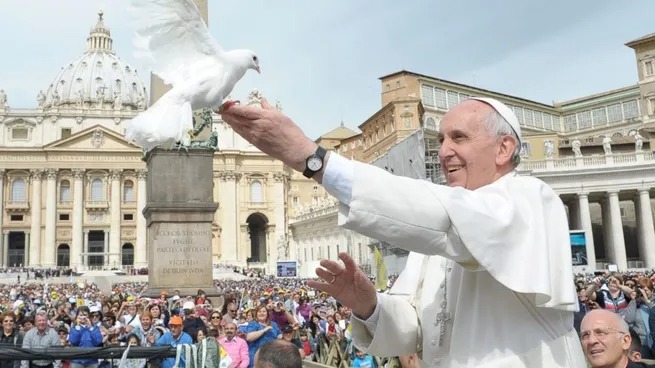  En honor a Francisco, Italia evalúa declarar feriado al 4 de octubre