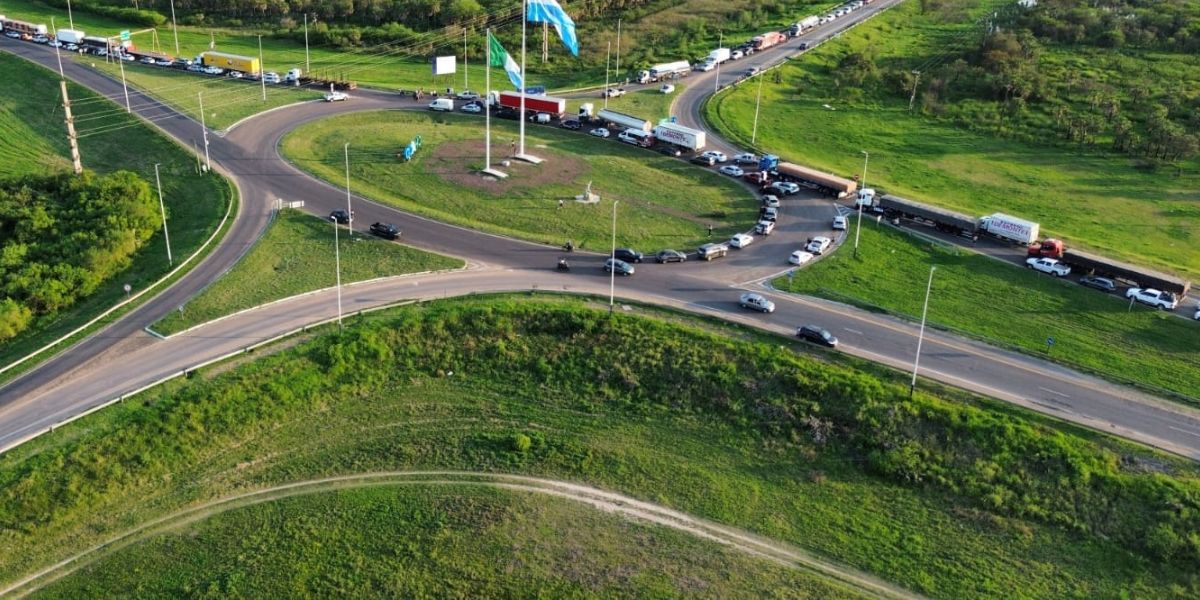 Tránsito interrumpido en la rotonda Avellaneda tras el choque múltiple en el Puente Belgrano