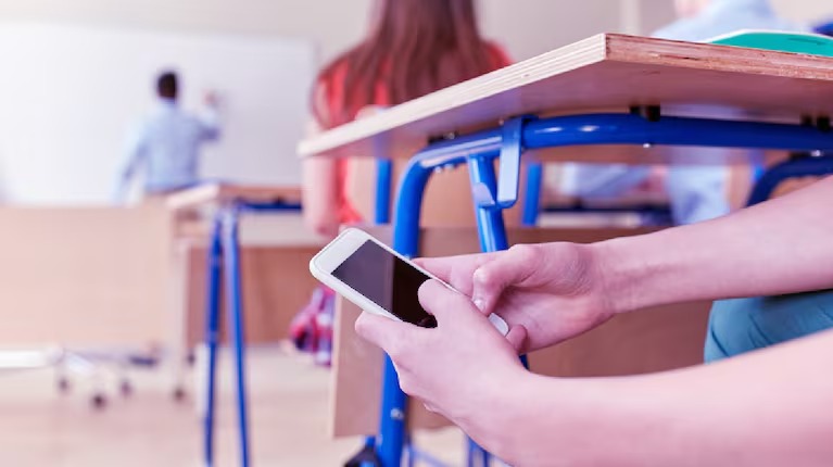 La Provincia de Buenos Aires también prohibió el uso de celulares en las escuelas 
