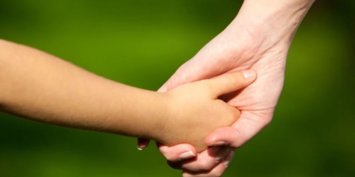 Convocatoria a adopción: una pequeña nadadora aguarda una familia que le dé amor y un hogar