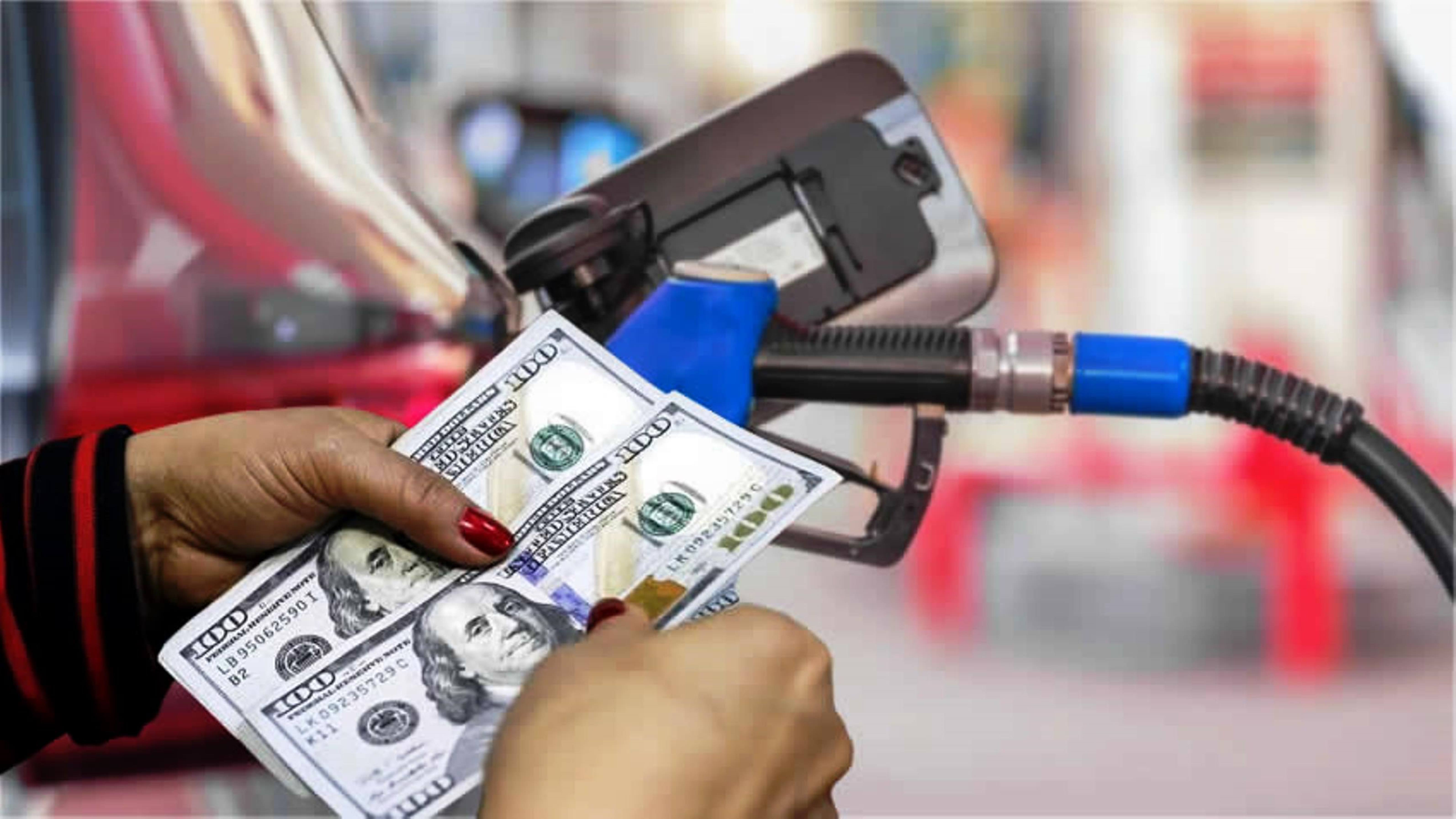 Había sido que se podía pagar la nafta en dólares, pero los expertos dudan si es buena medida